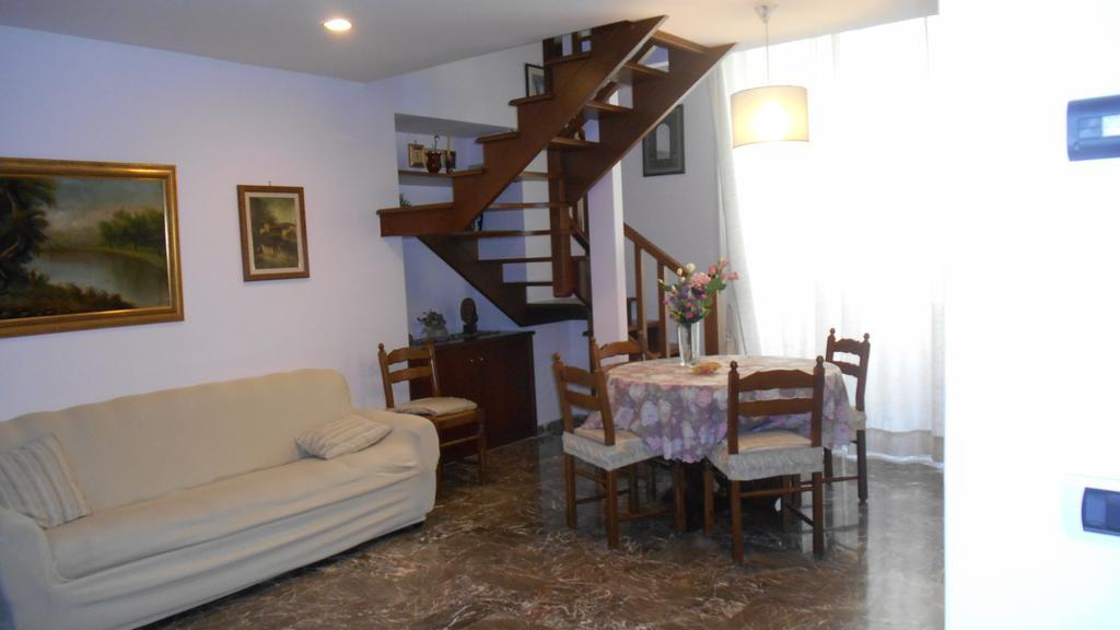 Apartamento Casa Sannazzaro Nápoles Habitación foto