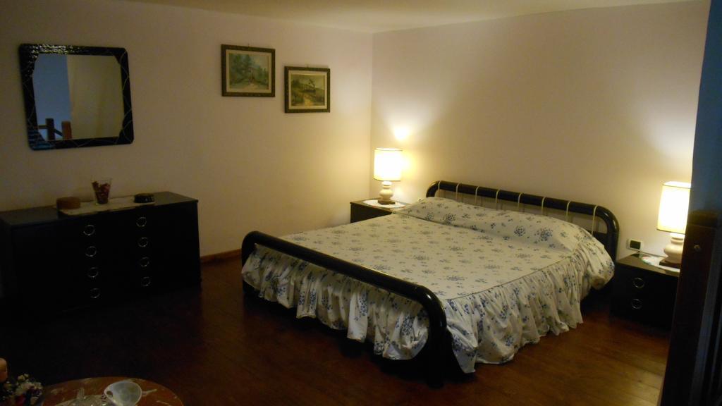 Apartamento Casa Sannazzaro Nápoles Habitación foto